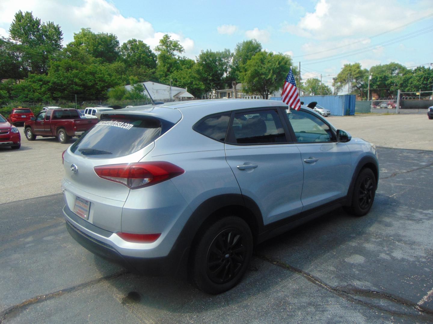 2017 Silver Hyundai Tucson (KM8J23A42HU) with an 4-Cyl 2.0 Liter engine, Auto, 6-Spd Shiftronic transmission, located at 2105 Dixie Hwy, Louisville, KY, 40210, (502) 772-3333, 38.220932, -85.795441 - Photo#6